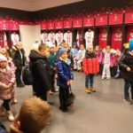 Uczniowie zwiedzają PGE Narodowy.