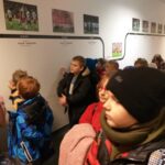 Uczniowie zwiedzają PGE Narodowy.