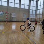 Uczniowie jeżdżą na rowerze.