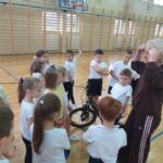 Uczniowie jeżdżą na rowerze.