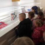 Uczniowie zwiedzają PGE Narodowy.