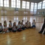 Uczniowie jeżdżą na rowerze.