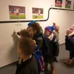 Uczniowie zwiedzają PGE Narodowy.