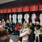 Uczniowie zwiedzają PGE Narodowy.