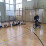 Uczniowie jeżdżą na rowerze.