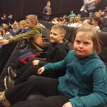 Uczniowie na musicalu.