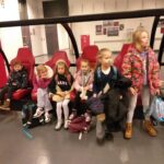 Uczniowie zwiedzają PGE Narodowy.