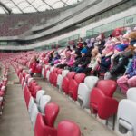 Uczniowie zwiedzają PGE Narodowy.