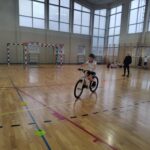 Uczniowie jeżdżą na rowerze.