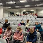 Uczniowie zwiedzają PGE Narodowy.