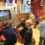 Uczniowie zwiedzają PGE Narodowy.