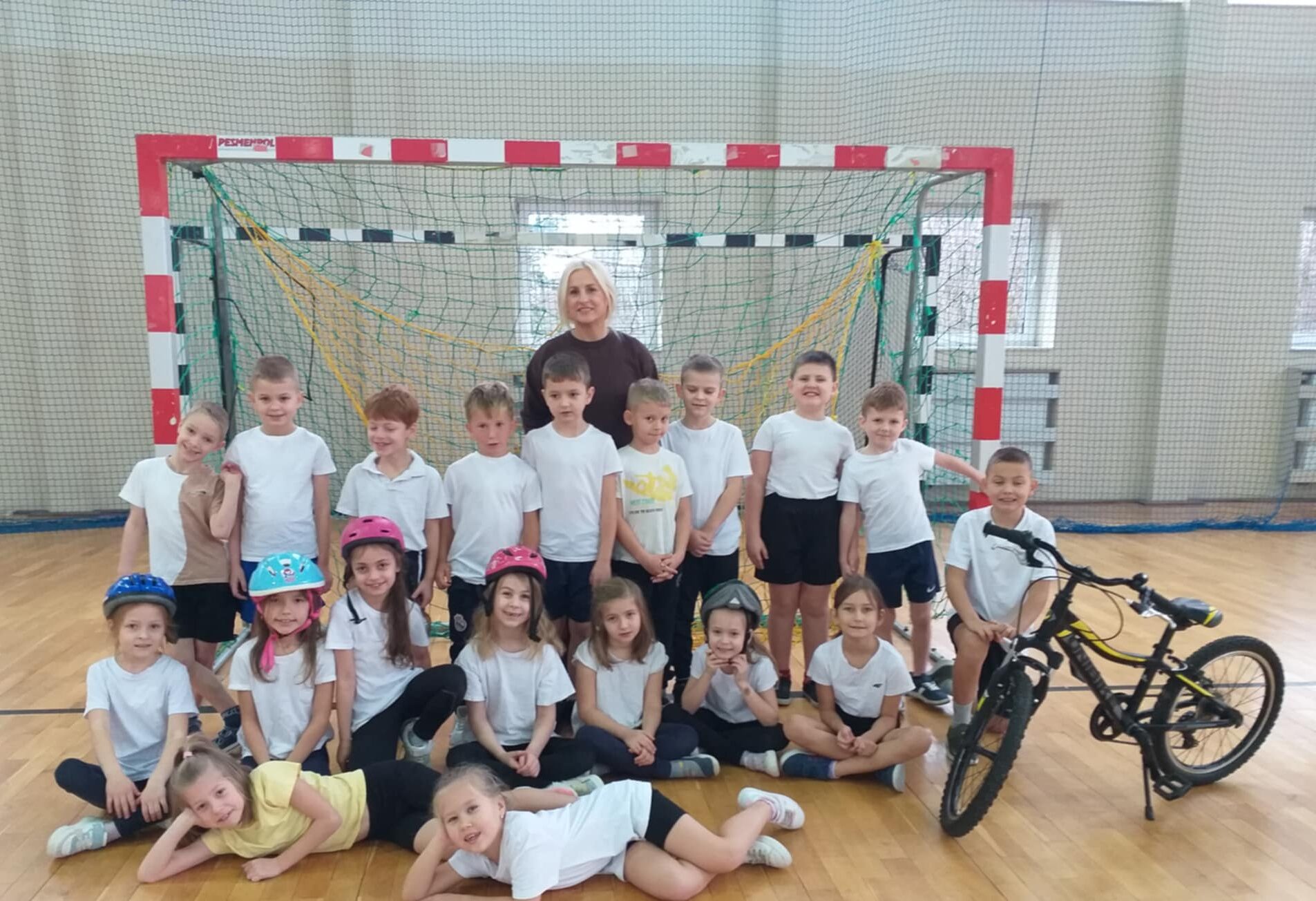 Uczniowie jeżdżą na rowerze.