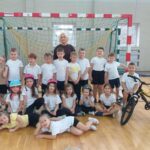 Uczniowie jeżdżą na rowerze.