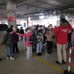 Uczniowie zwiedzają PGE Narodowy.