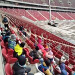 Uczniowie zwiedzają PGE Narodowy.