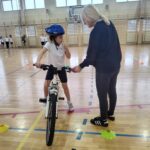 Uczniowie jeżdżą na rowerze.