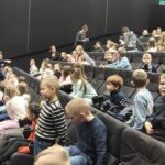 Uczniowie na musicalu.