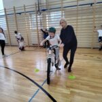 Uczniowie jeżdżą na rowerze.