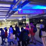 Uczniowie zwiedzają PGE Narodowy.