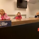 Uczniowie zwiedzają PGE Narodowy.