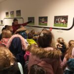 Uczniowie zwiedzają PGE Narodowy.