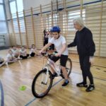 Uczniowie jeżdżą na rowerze.