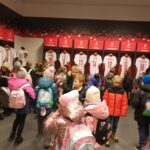 Uczniowie zwiedzają PGE Narodowy.