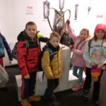 Uczniowie zwiedzają PGE Narodowy.