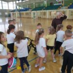 Uczniowie jeżdżą na rowerze.