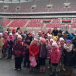 Uczniowie zwiedzają PGE Narodowy.