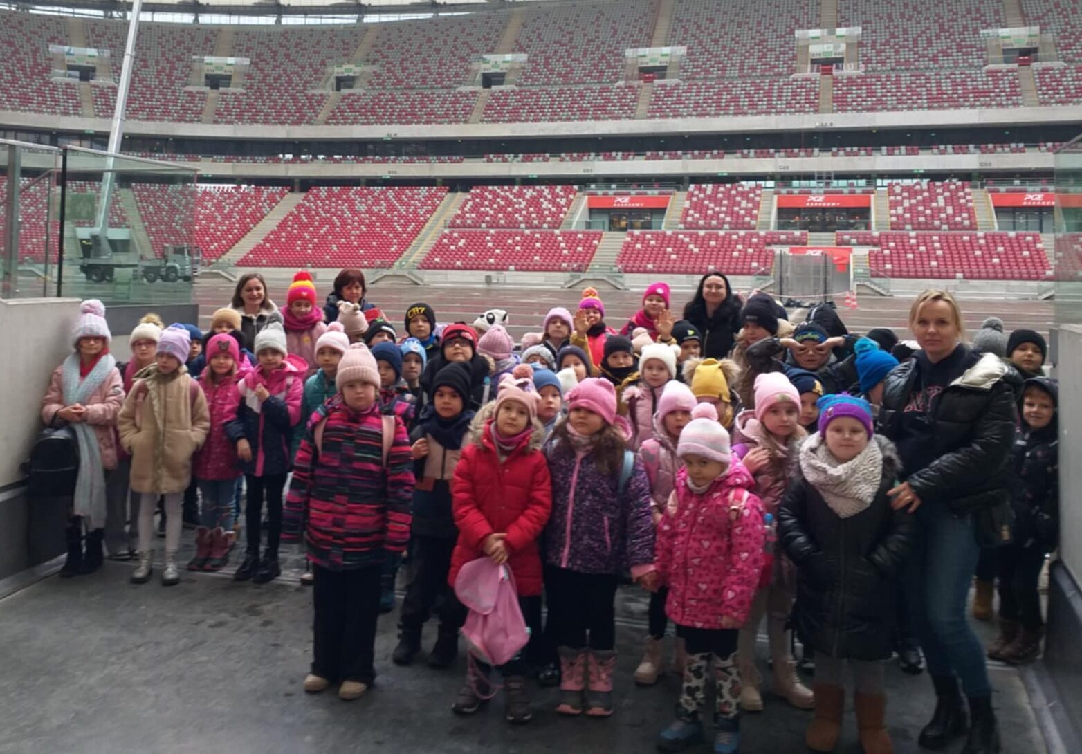 Uczniowie zwiedzają PGE Narodowy.