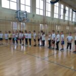 Uczniowie jeżdżą na rowerze.