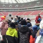 Uczniowie zwiedzają PGE Narodowy.