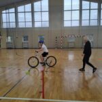 Uczniowie jeżdżą na rowerze.