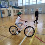 Uczniowie jeżdżą na rowerze.