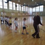 Uczniowie jeżdżą na rowerze.