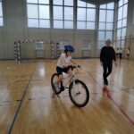 Uczniowie jeżdżą na rowerze.