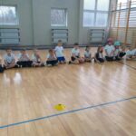 Uczniowie jeżdżą na rowerze.