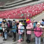 Uczniowie zwiedzają PGE Narodowy.