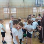 Uczniowie jeżdżą na rowerze.