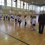 Uczniowie jeżdżą na rowerze.