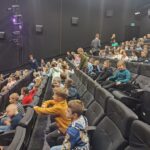 Uczniowie na musicalu.