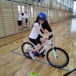 Uczniowie jeżdżą na rowerze.