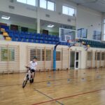 Uczniowie jeżdżą na rowerze.