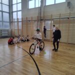 Uczniowie jeżdżą na rowerze.