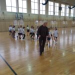 Uczniowie jeżdżą na rowerze.