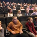 Uczniowie na musicalu.