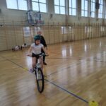 Uczniowie jeżdżą na rowerze.