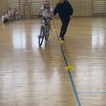 Uczniowie jeżdżą na rowerze.