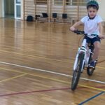 Uczniowie jeżdżą na rowerze.